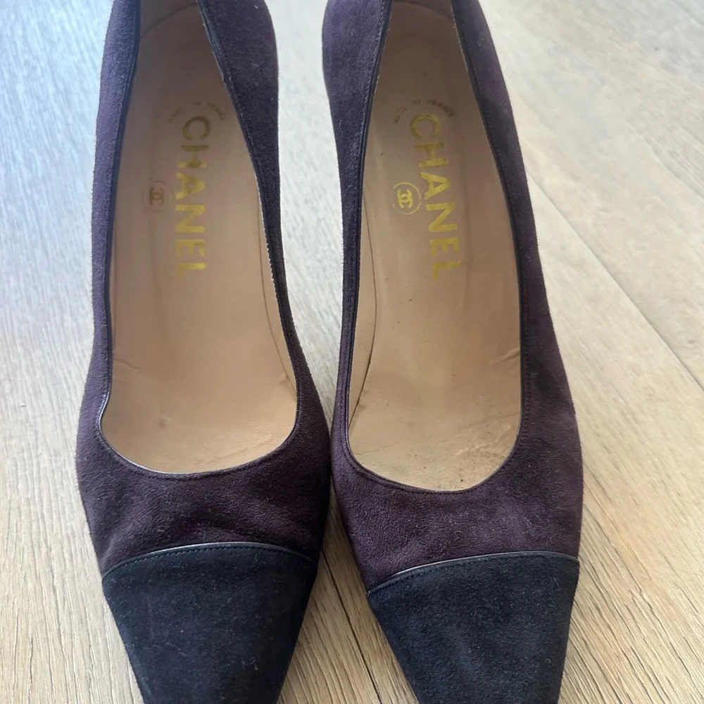 CHANEL Two-Tone Suede Pointed-Toe Pumps in Plum and Black